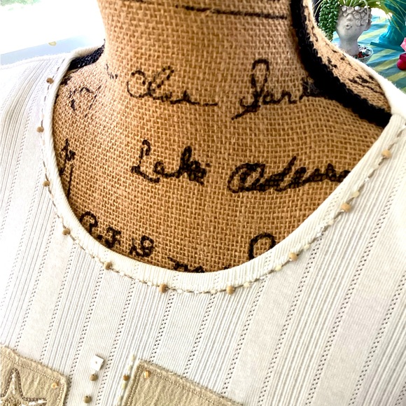 Beautiful top with seashell motif and lovely detailing with buttons & beads. - Picture 4 of 7